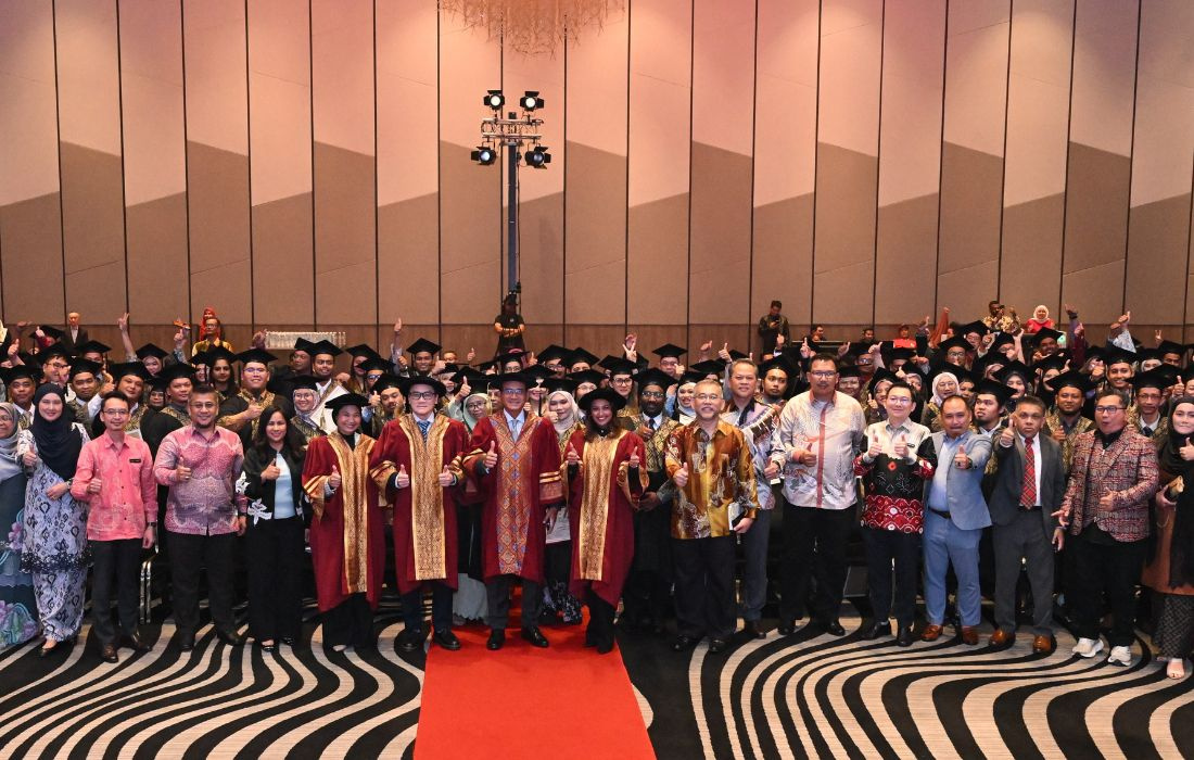 Para usahawan meraikan graduasi mereka dari Program GrowBiz 2024/2025, menandakan kejayaan mereka dalam pertumbuhan dan pembangunan perniagaan.